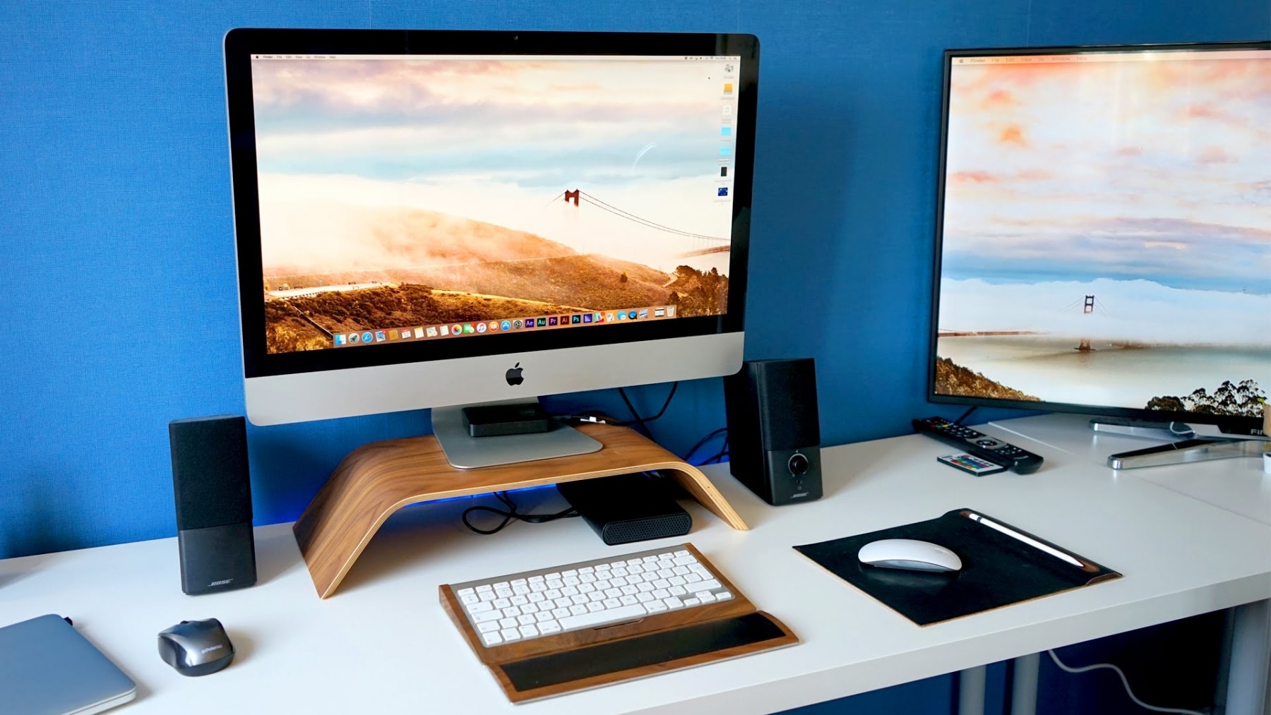 Отдельный экран. IMAC В интерьере. Рабочее место с MACBOOK. Рабочий стол IMAC. IMAC В офисе.